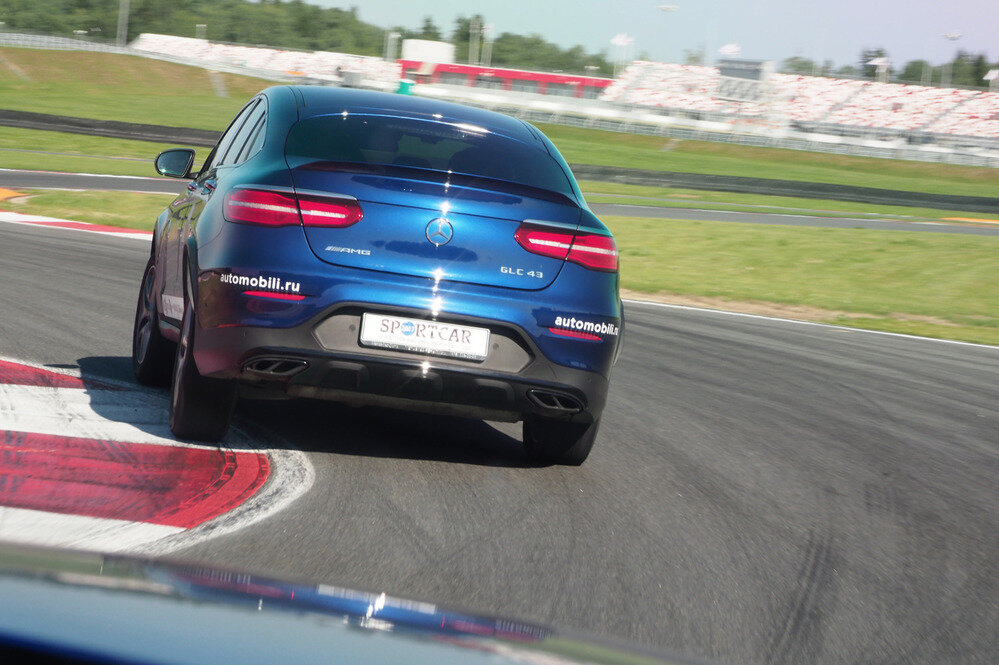 Полный   привод у AMG GLC 43 Coupe дифференциальный с сильным акцентом в пользу  задней оси – 31:69. В подвеске, по сравнению с базовыми  GLC Coupe,  увеличен развал колёс, применены более жёсткие сайлентблоки, а спереди  используются новые поворотные кулаки.  