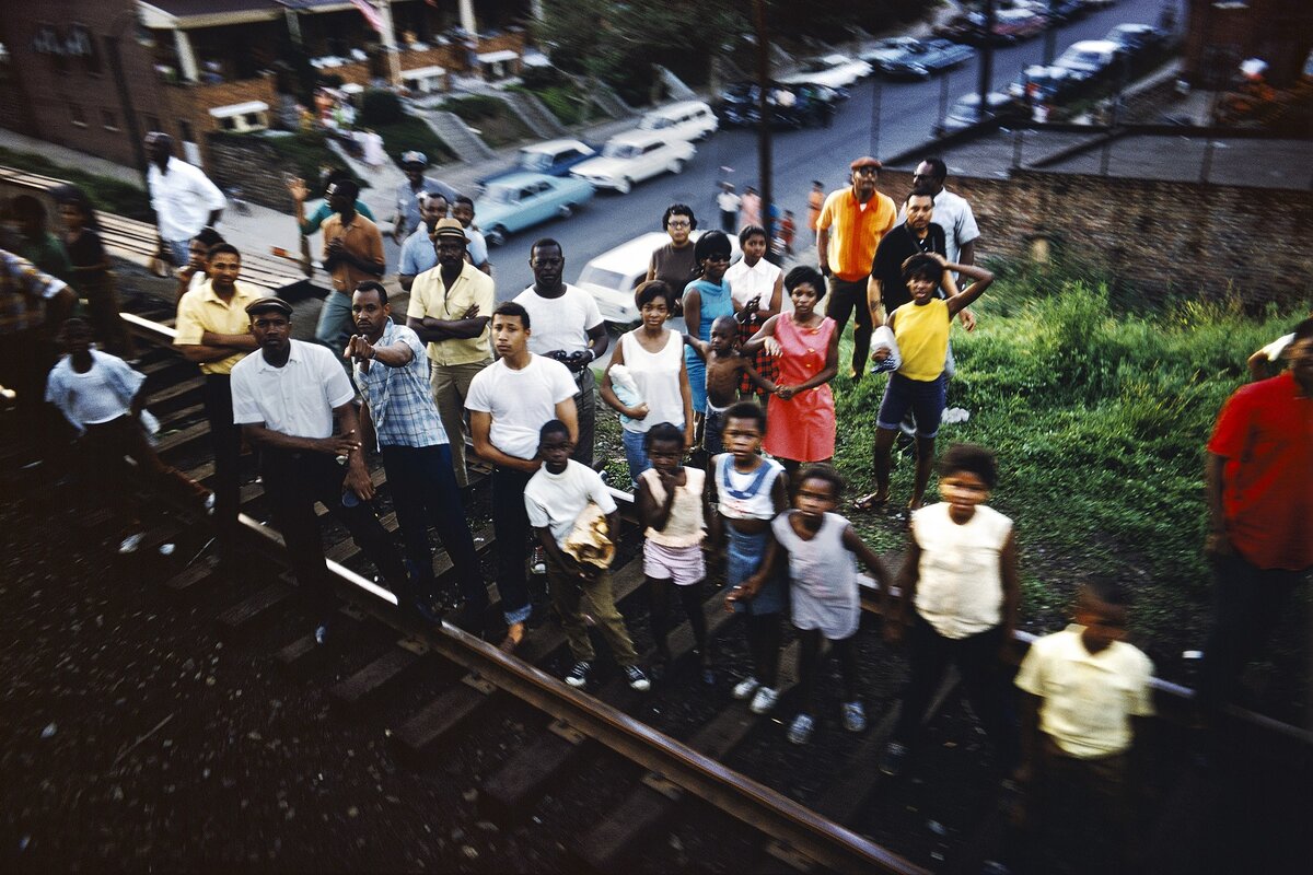 Без названия из серии “RFK Funeral Train,” 1968.  фото: Paul Fusco 