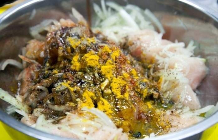 рудку промываем, обсушиваем и нарезаем небольшими порционными кусочками и выкладываем в глубокую емкость. Добавляем нарезанный полосочками лук. Добавляем пропущенный через пресс чеснок, масло (50 мл), лимонный сок, соевый соус, соль, перец и специи.
