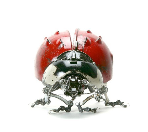 Французский дизайнер Эдуард Мартине (Edouard Martinet) создает удивительной красоты арт-скульптуры насекомых, животных, птиц, земноводных - из обычных металлических отходов.