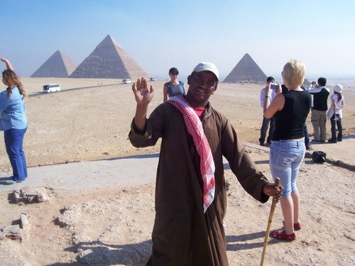 Обманывают туристов не только в Турции, но и в Египте,  это тоже излюбленное место русских туристов. Попрошайки Их очень много в Египте, стоит только вам выйти из отеля, они будут тут как тут.