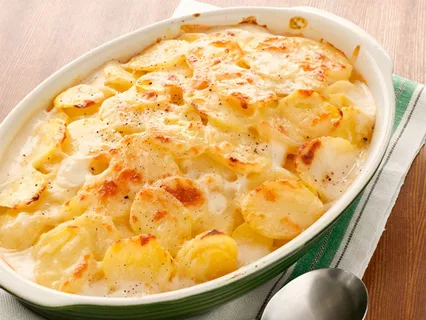 Картофель в молоке. На кухне.
