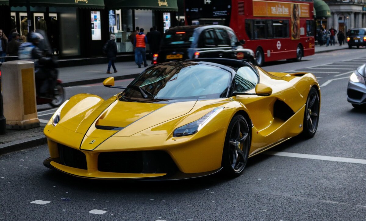 Ferrari LAFERRARI Золотая