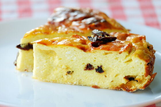 Творожная запеканка с изюмом или ягодами

Творожная запеканка — идеальный вариант полезного полноценного блюда, которое удобно съесть на переменке. Чтобы ее приготовить: