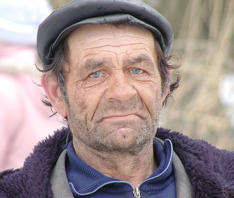 Парень дед. Деревенский мужик. Бездомный старик