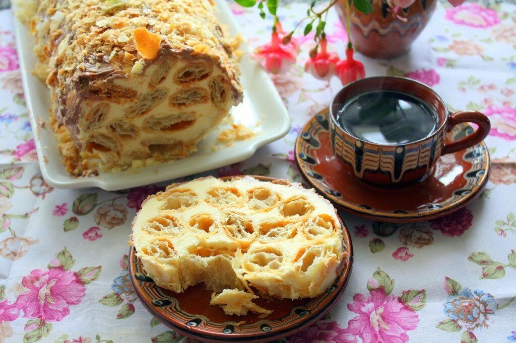 -500 гр бездрожжевого слоеного теста, -350 гр сливочного масла,
-250 гр сгущенного молока,
-1-2 ст. ложки коньяка.

Приготовление:

1. Тесто нарезать на полоски шириной 1~2 см. Положить полоски на противень на небольшом расстоянии друг от друга. Запекать до яркого зарумянивания при t 200-220° C.
2. Готовые полоски остудить до комнатной температуры. Три-четыре самые пропеченные полоски отложить для украшения торта.
3. Сливочное масло комнатной температуры взбить в миксере, влить сгущенное молоко и еще раз взбить.
4. Добавить коньяк и взбить в третий раз. Влить сгущенное молоко.
5. На стол внахлест постелить несколько отрезков пищевой пленки. Собрать торт, чередуя слои палочек и крема. Остатками крема обмазать торт со всех сторон, завернуть его в пленку и туго закрутить концы пленки, чтобы торт принял вид полена.
6. Убрать в холодильник как минимум на ночь. Отложенные палочки теста размять до состояния крошек.
7. Развернуть пленку и обсыпать торт крошкой. Выложить торт на блюдо и убрать в холодильник до подачи.

Полезные советы:
Чем тоньше будут полоски, тем лучше и быстрее пропитается торт.
Резать тесто удобнее всего круглым ножом для пиццы.
Коньяк в креме используйте для придания орехового аромата.
Важно, чтобы торт был скручен очень плотно, иначе при нарезании он будет рассыпаться.
Крошки к торту прижимайте теплыми руками.
От теплоты руки верхний слой крема размягчится, и крошки хорошо пристанут.
