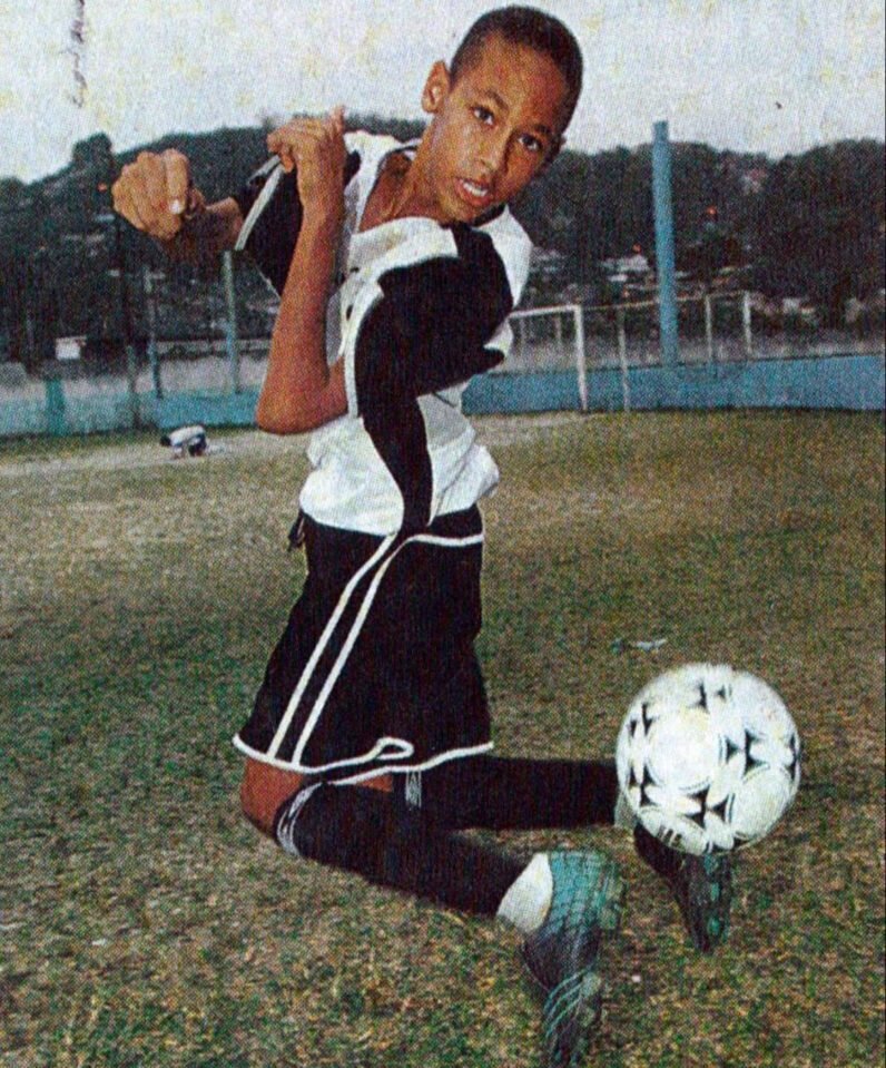 Неймар родился 5 февраля 1992 года. В Бразилии в городе Можи-дас-Крузис, который находится в штате Сан Паулу. Бразильский футболист, нападающий французского клуба «Пари Сен-Жерман» Капитан национальной сборной Бразилии. Олимпийский чемпион 2016 года