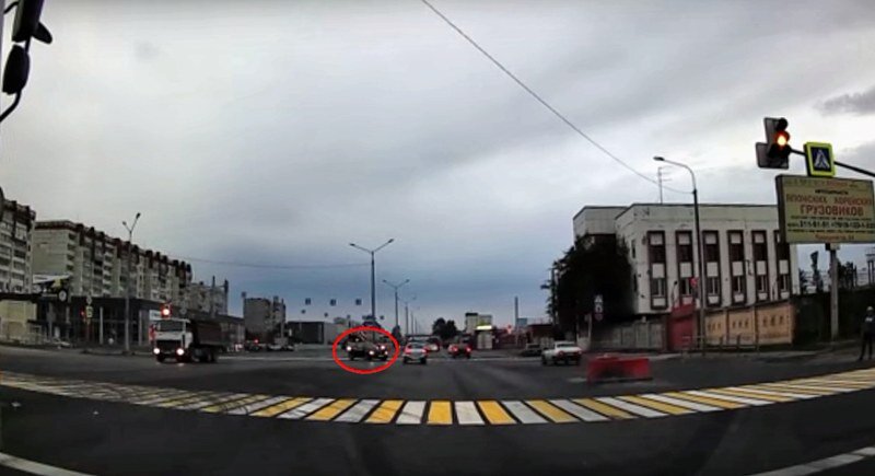 Разворачиваться здесь нельзя, знаки ПДД это запрещают(знак движение по полосам предписывает движение только прямо).