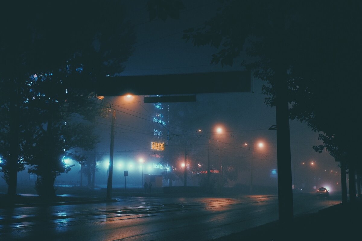 Город туман вечер. Ночной город в тумане. Туман ночь город. Вечерний город туман. Эстетика вечера в городе.
