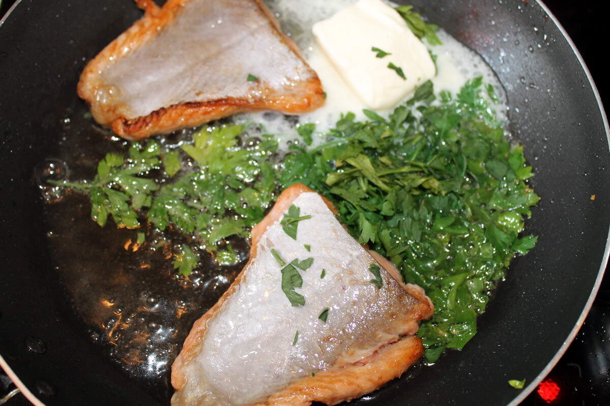 Жареная щука рецепт самый вкусный. Рыба в маринаде. Соус к рыбе жареной. Жареная рыба на сковороде. Вкусный маринад для рыбы на сковороде.