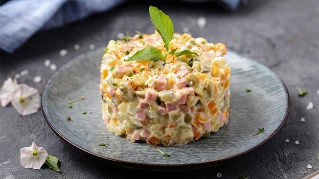 5 интересных фактов о салате «Оливье», история и классический рецепт ...