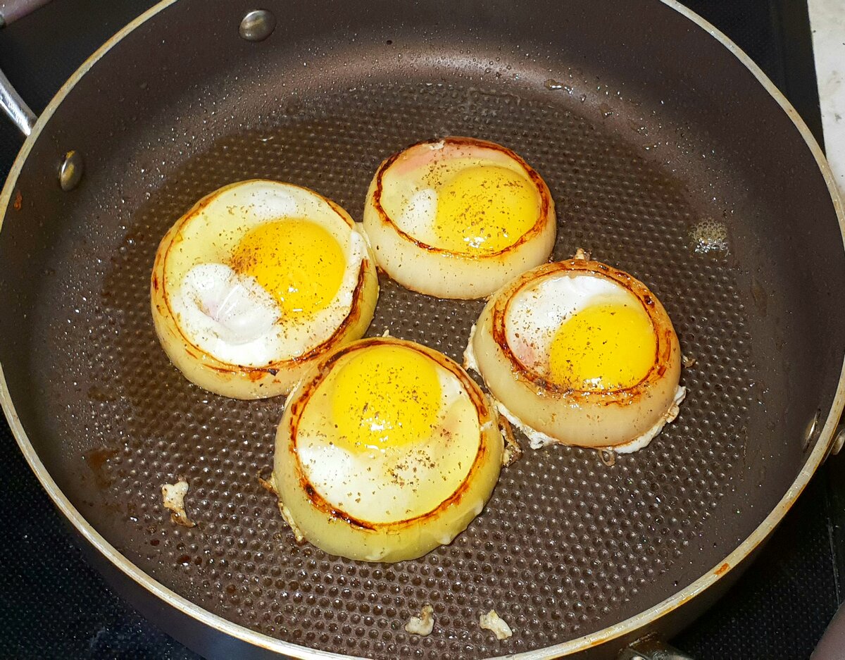 Как сделать вкусные яйца. Жареные вареные яйца. Красивая яичница. Яичница поджаренная. Необычное приготовление яиц.
