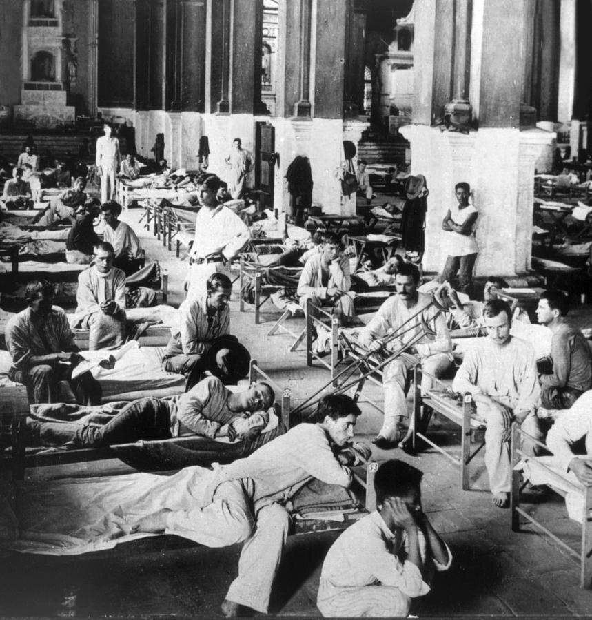 Солдаты в госпитале. В таких декорациях сеансы фильмов Чаплина тоже проходили.