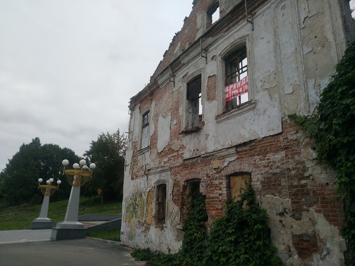 
Брянская городская администрация наконец-то прекратила устраивать танцы с бубнами в защиту местных памятников архитектуры и решилась на большое дело. Ровно ЗА 1 РУБЛЬ в год мэрия в лице своего управления имущественных и земельных отношений отдаст любому желающему (хоть даже в "вечную аренду") одно из самых старинных зданий города - особняк братьев Чулковых начала 19 века, высящийся уродливой острогой вдоль отремонтированной лестницы по бульвару Гагарина. 
