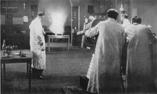 Г.Г.Мэтьюз (спиной к камере) управляет своей установкой