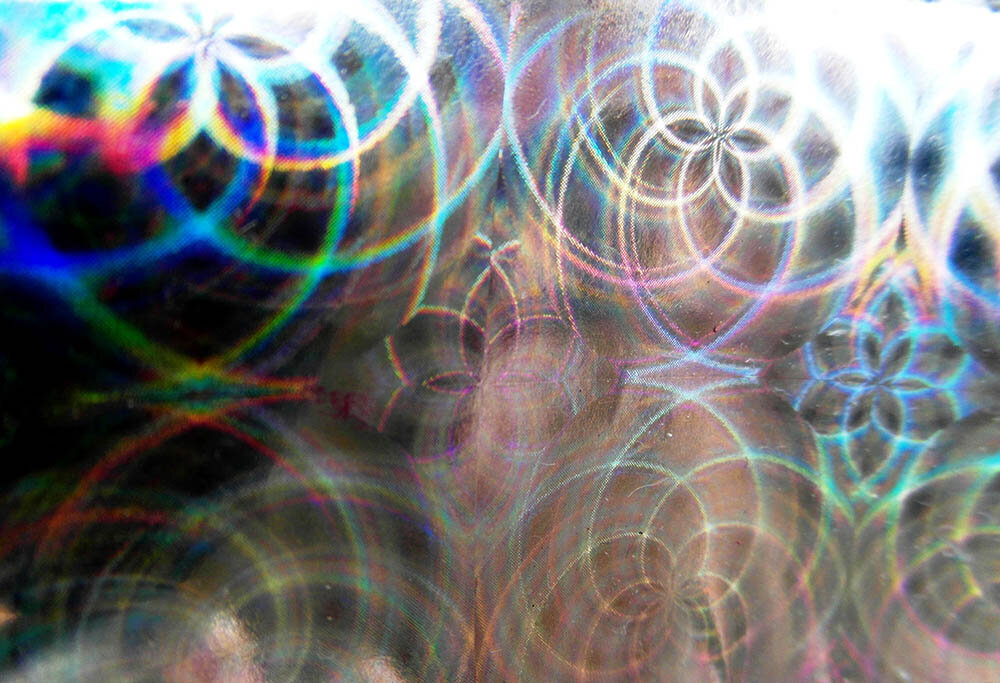 Во-первых, энергия – конечный и затратный ресурс, поэтому стремление к ее экономии «встроено» природой в каждого человека, и интроверт, конечно, не исключение. Как и все люди, представители этого типа личности тщательно подходят к тому, на что ее потратить, что вынужденно ведет к ограничению социальных контактов и выходов в свет. Поэтому они не общаются без необходимости, избегают больших компаний, посещают далеко не каждое массовое мероприятие и т.д.