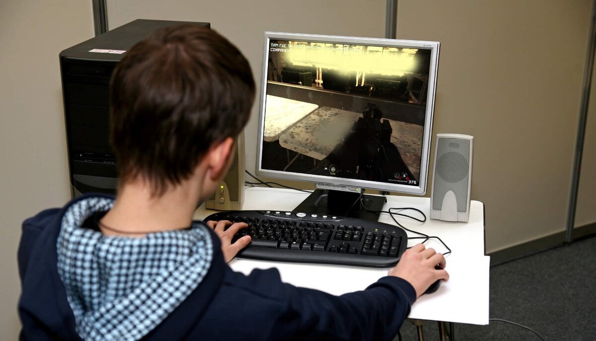 Мальчик играющий в компьютерную игру