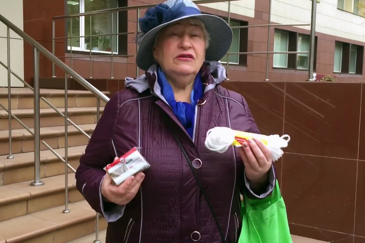 Пенсионерка Елена Владимировна призналась, что купила бы хорошего молока и хлеба, но 89 рублей ей на это не хватило