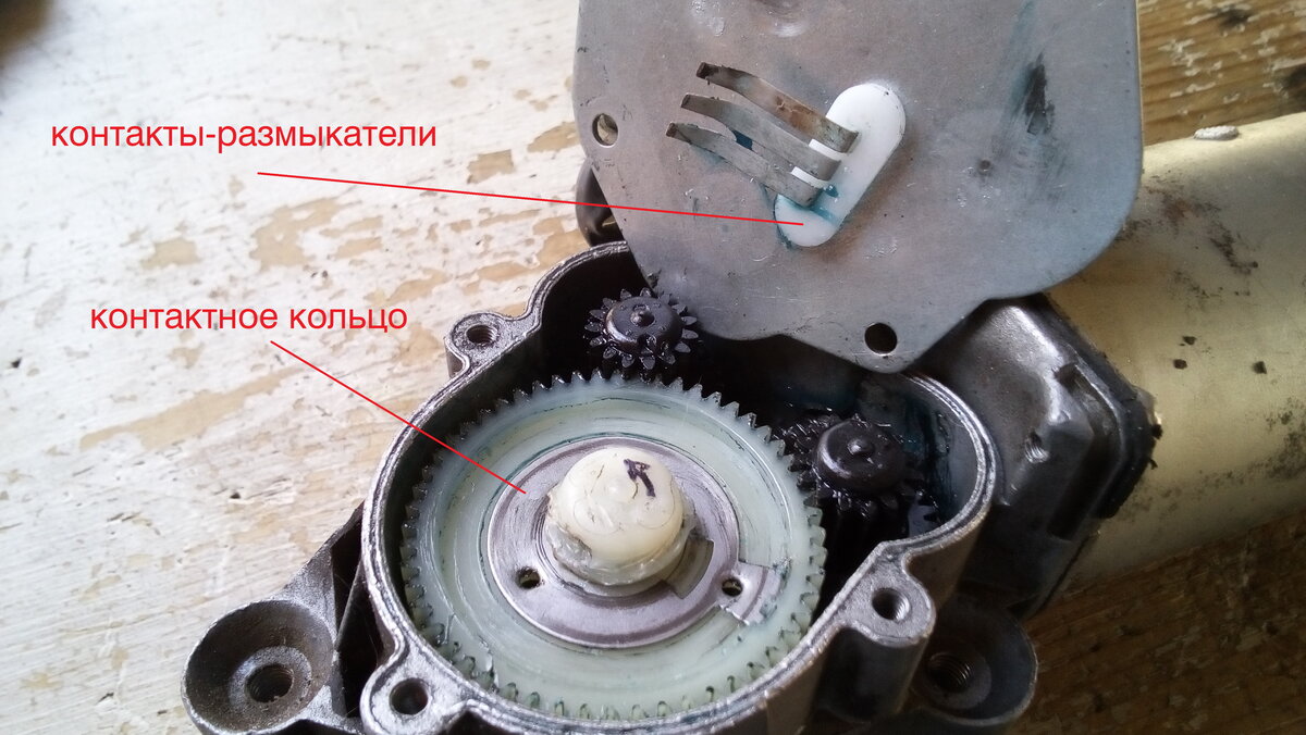 Те самые контакты. Как правило, со временем начинают плохо прилегать к кольцу. Нужно просто подогнуть.