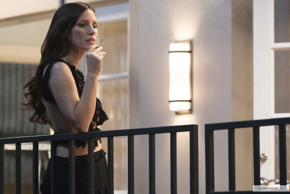 Сюжет знакомит зрителя с Молли Блум, не оправдавшей собственных надежд на олимпийское спортивное будущее. Пытаясь как-то определиться с колледжем и своим местом в мире, Молли знакомится с влиятельными людьми, пригласившими героиню работать лицом на подпольное казино, в котором любят перекинуться в картишки сливки общества: знаменитости, богачи и преступники. Довольно скоро Молли понимает как быстро сколотить состояние и организовать собственный бизнес.  