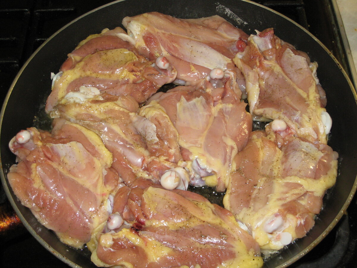 Рецепт вкусных бедер куриных на сковороде. Куриные бёдра на сковороде. Бедрышки куриные на сковороде. Бедро куриное. Филе бедра курицы на сковороде.