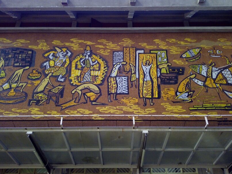 Вот так интересно украшен вход в музей