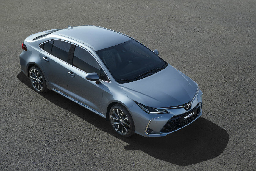 Тойота Королла 2019 в кузове седан — это и стильные габаритные светодиодные фонари, и мощный бампер, и куполообразная крыша. Есть множество изменений, рассматривать которые лучше с позиции выбранной версии авто. 
Американский вариант седана получил переднюю оптику с небольшими выступами в передней части, черную радиаторную решетку с сетчатой вставкой и окантовку стекол такого же цвета, строгий капот с двумя направленными линиями.