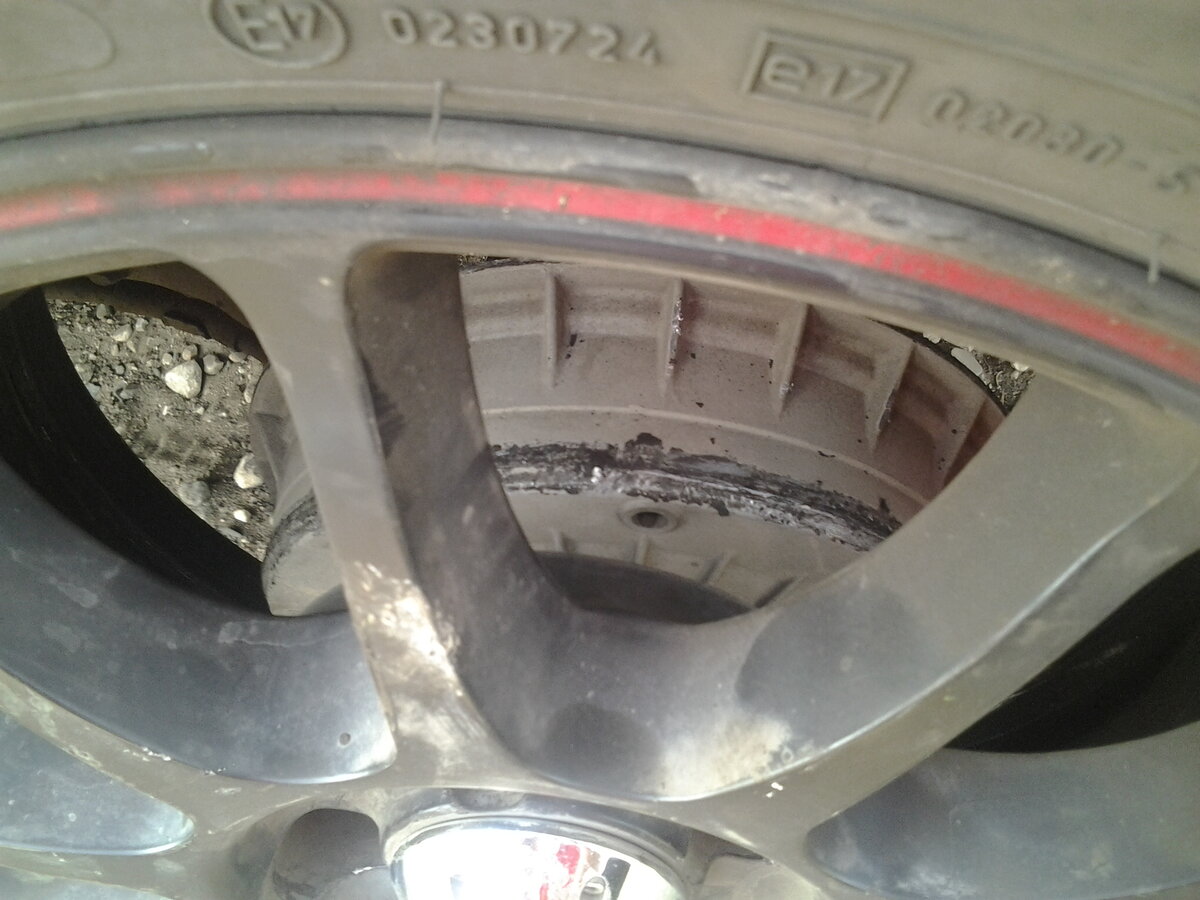 Тормозной барабан оставил полосу на внутренней стороне литого диска. 