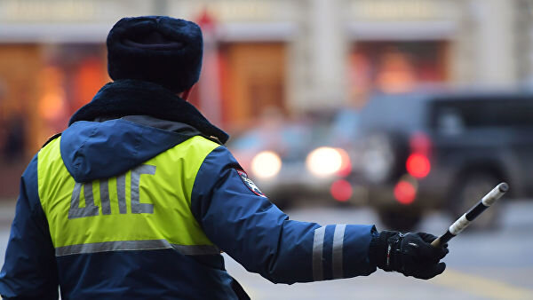 Минтранс поддержит введение штрафов за превышение скорости на десять километров в час и более, сообщил глава ведомства Евгений Дитрих."Если мы повспоминаем, как это устроено в других странах, как правило, предел для нештрафуемого порога — это +10 км/ч. Традиционно это +5 км/ч или даже нет нештрафуемого порога. В свое время это решение принималось, когда мы в определенной степени снижали скорости, но давали больше нештрафуемый порог", — сказал министр.Эксперты оценили идею о введении штрафов за превышение скорости на 10 км/чОн допустил увеличение разрешенной скорости движения на тех участках, где такая возможность существует.По словам Дитриха, сейчас на скоростных участках федеральных трасс аварийность ниже, чем на тех, которые построены под стандартные 90 км/ч. Если ширина полосы движения, радиусы уклона, средсюютва обеспечения безопасности на участках позволяют разогнаться и все сделано правильно, в случае ДТП вероятность угрозы жизни и здоровью минимальна, рассуждает министр.До 1 марта 2019 года МВД и Минтранс должны внести свои предложения по введению штрафов за превышение скорости на 10-20 км/ч. Сейчас при превышении скорости менее чем на 20 км/ч наказание отсутствует.ГИБДД предложила ужесточить наказание за повторную езду без правРанее глава ГИБДД Михаил Черников выступил за увеличение существующего штрафа за превышение скорости на 20 километров в час и более.Он пояснил, что превышение на 20-40 км/ч — одно из самых массовых нарушений ПДД с крайне небольшим наказанием. За это грозит штраф 500 рублей, а при уплате в льготный период эта цифра понижается в два раза. При этом последствия подобных ДТП зачастую весьма серьезны.