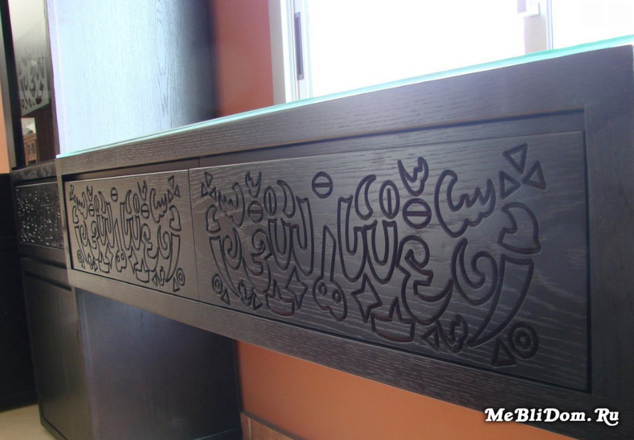 Основная книга арабов и мусульман в целом, Коран, запрещает изображать все живое, точнее, то, что создал Бог. Поскольку в арабском интерьере нет картины и скульптуры. Художники выражают себя в создании разнообразных и сложных моделей. По большей части это геометрический рисунок, сплетенный с нереальной растительностью. Такие картины характеризуются наличием большого количества мелких элементов и их четким рисунком.

Арабески также создаются из текстов Корана, создавая слова и буквы из оригинального рисунка. Тексты могут быть переплетены с орнаментом, что требует еще большего мастерства. Фон для картины имеет насыщенный тон. Чаще всего это красный , малиновый, изумрудный, бирюзовый , зеленый и синий.
