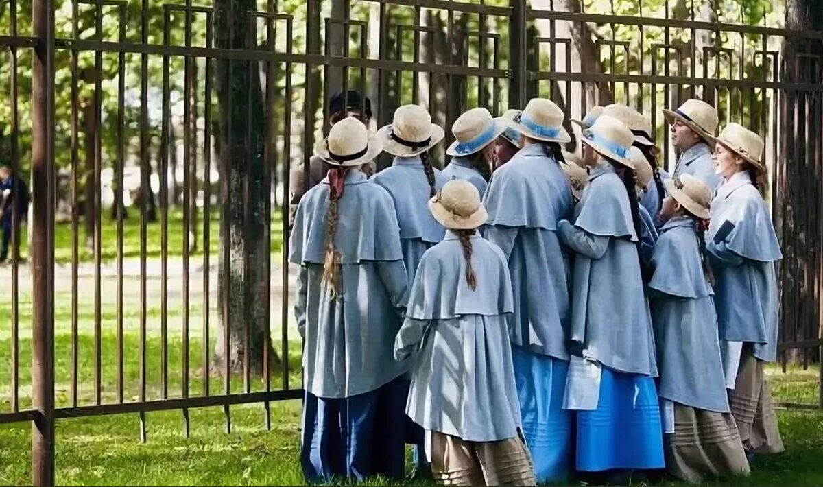 кадр из телесериала "Институт благородных девиц"