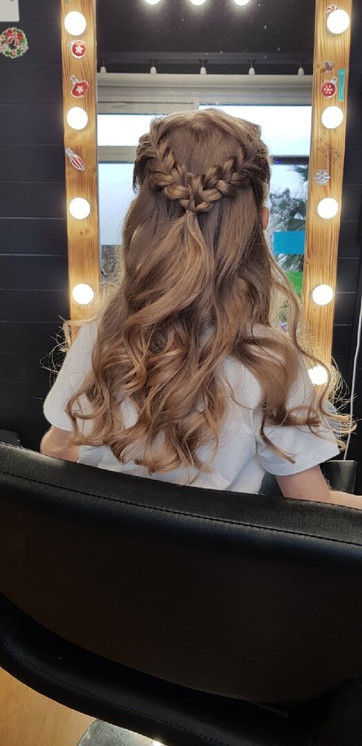 Я вспомнила, что видела какой то маленький салончик на пути к тому месту, где моя дочь занимается танцами. Поехала наобум или на удачу, так как не нашла это место в интернете.  Оказалось, что это салон красоты ЛУК БАР. Теперь подробнее) 
Расположение. Салон находится в здании гипермаркета Магнит (с торца здания). Удобно добираться на общественном транспорте. Ну а если вы на машине, то рядом большая парковка от Магнита. Конечно, бесплатная. 
