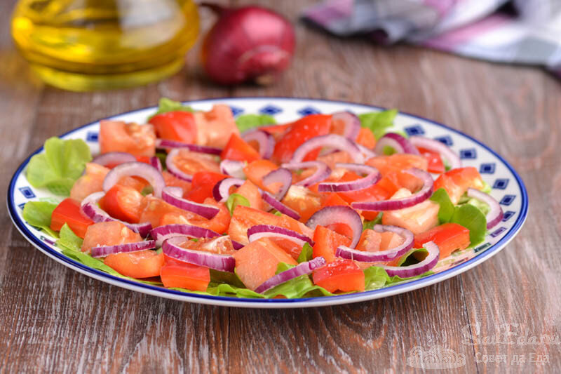 Салат из листьев и корня сельдерея с изюмом