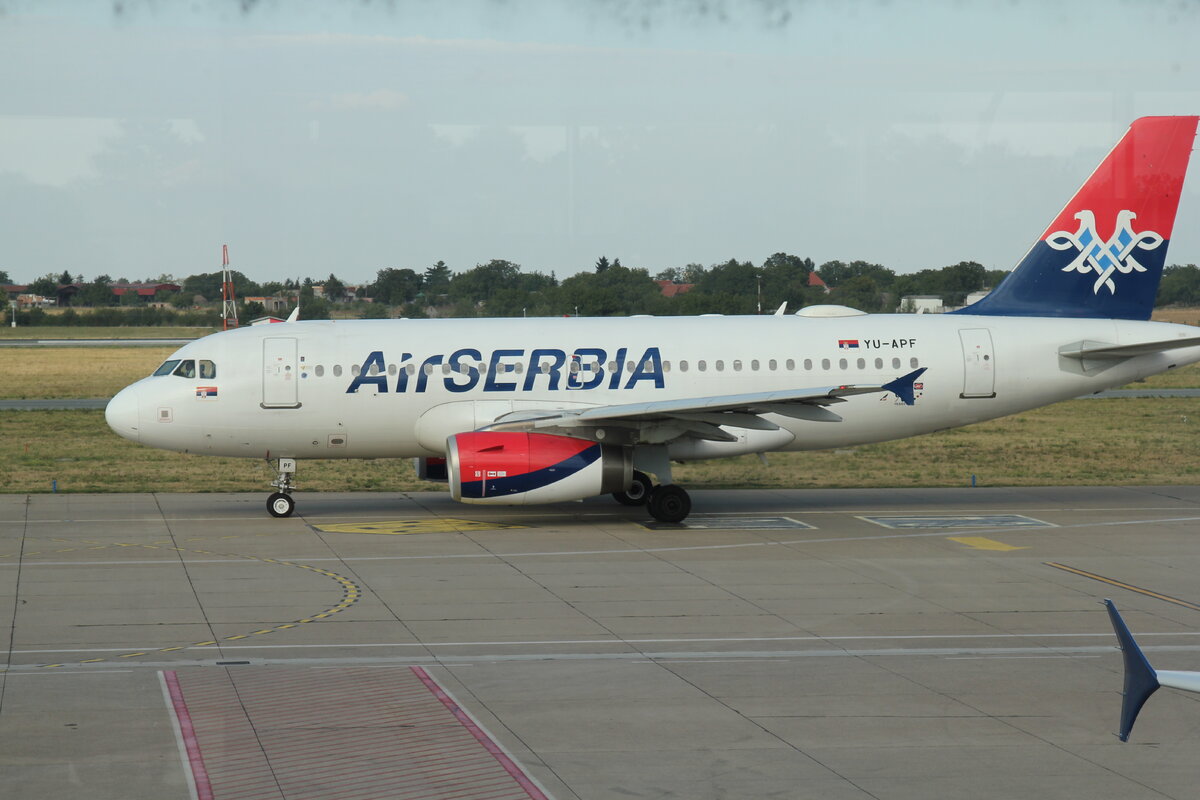 Airbus 319 а/к AirSerbia в аэропорту им. Никола Теслы в Белграде