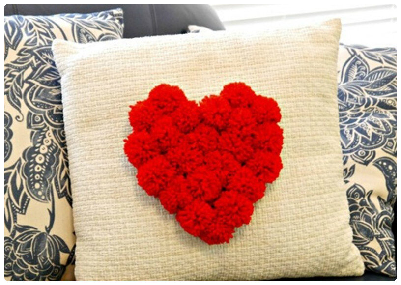 Подушка в форме сердца, декорированная розами: делаем своими руками