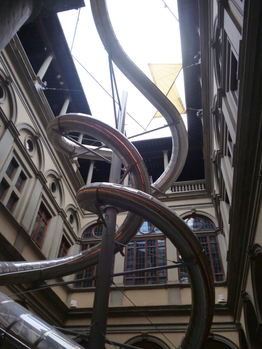 Как-то не спортивно таскать из интернета кадры из фильмов. Или нет? К этой статье про странное итальянское кино я предлагаю странные итальянские фото. Вот это, например, арт-объект во внутреннем дворе одного из флорентийских палаццо. Внутри этих труб со свистом проносились люди - любой мог скатиться. Я не стала.