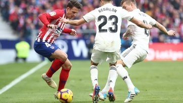 Фото: TwitterНа 16-й минуте встречи счет в красивом акробатическом прыжке открыл игрок «Реала» Каземиро. Спустя 9 минут равенство на табло смог восстановить Гризманн, воспользовавшись разрезающей передачей Корреа. В концовке тайма Рамос с одиннадцатиметровой отметки вновь вывел «Реал» вперед, а Бэйл на 74-й минуте поставил точку в этом матче.
