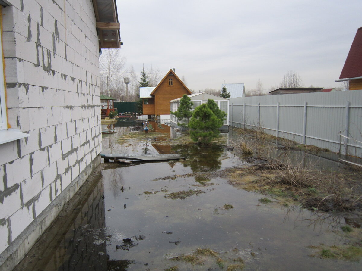 Грунт для поднятия участка. Участок топит как поднять. Вода на участке весной. Затопленный участок на даче. Дренаж на приусадебном участке.