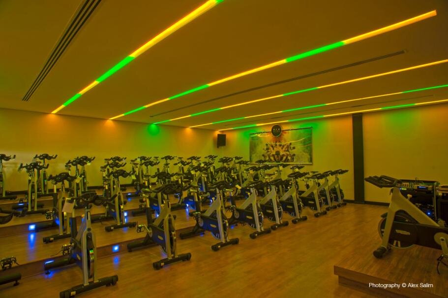 Благодаря широкому углу пучка света, легкому и низкопрофильному дизайну, светодиодные RGB светильники  - идеальное решение для потолка тренажерного зала. Широкий спектр ярких цветов способен изменяться в быстром темпе, обеспечивая энергичную обстановку. 