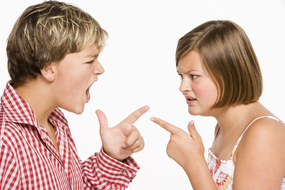 Сыновья не общаются друг с другом. Агрессия подростков. Мальчик и девочка спорят. Мальчик и девочка ссорятся. Разговор мальчика и девочки.