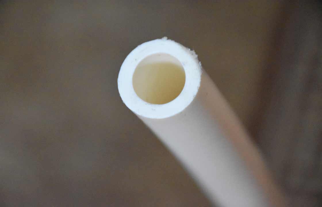 Кусок полипропиленовой трубы, с которым приседаю вместо грифа