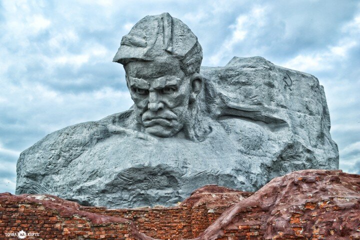 Памятник в Бресте. Снимок с сайта: https://politikus.ru/articles