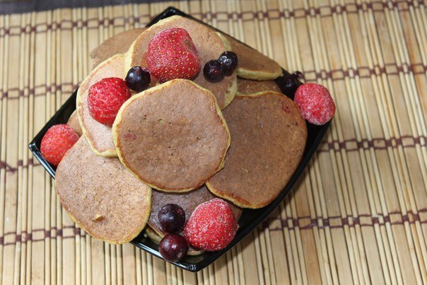 Ингредиенты:
 Мука (лучше цельнозерновая, но подойдет любая) 200 г, 600 мл минералки  (подойдет и обычная вода), два яичных белка, щепотка соли. Готовить на  антипригарной сковороде.
Приготовление: Смешиваем теплую  воду с мукой и оставляем на 20 минут. В это время взбиваем белки с  солью, вливаем эту смесь в тесто и опять взбиваем. Затем выпекаем как  обычно. В качестве подсластителя можно использовать немного меда или  натуральный йогурт.