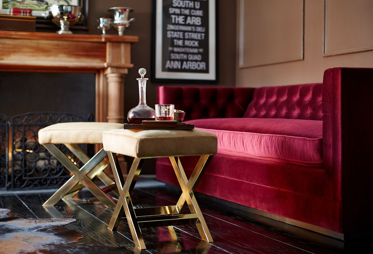 Мода на бархат так же не обошла рестораны и кафе. Бархатная мебель удачно смотрится в интерьерах, добавляя особенного шарма и романтики, мягкости и богатых цветов. 