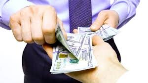 Победители международных школьных олимпиад получат от государства по 1 млн рублей 
Указ об учреждении премии вчера подписал президент.

Размеры премий:

За 1 место - 1 млн рублей;
За 2 место - 500 т.р.;
За 3 место - 400 т.р..

Аналогичные суммы будут выписаны тренерам и учителям, которые прилагают немалые усилия для обучения школьника.

Полностью одобряю данную инициативу - миллион рублей для школьника отличный стимул учиться усердно.

А Россия, таким образом, сможет отыскать и подготовить кадры для научной сферы и сферы госуправления.
