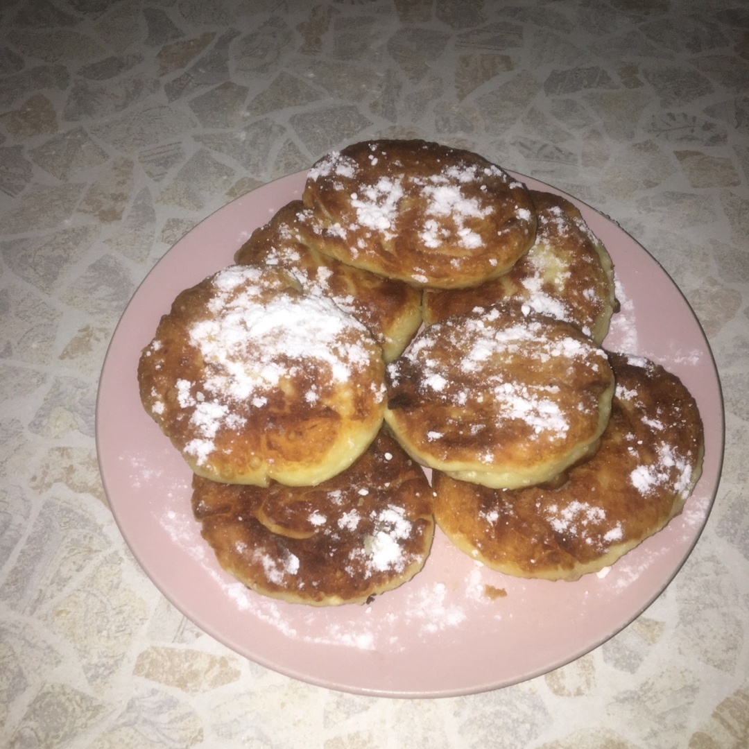 Каждый из нас помнит тот самый вкус сырников, которые приготавливала бабушка ранним воскресным утром.  Так вот, предлагаю вашему вниманию простой рецепт.