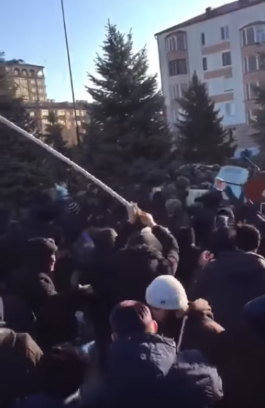 Столкновения митингующих в Магасе с сотрудниками Росгвардии