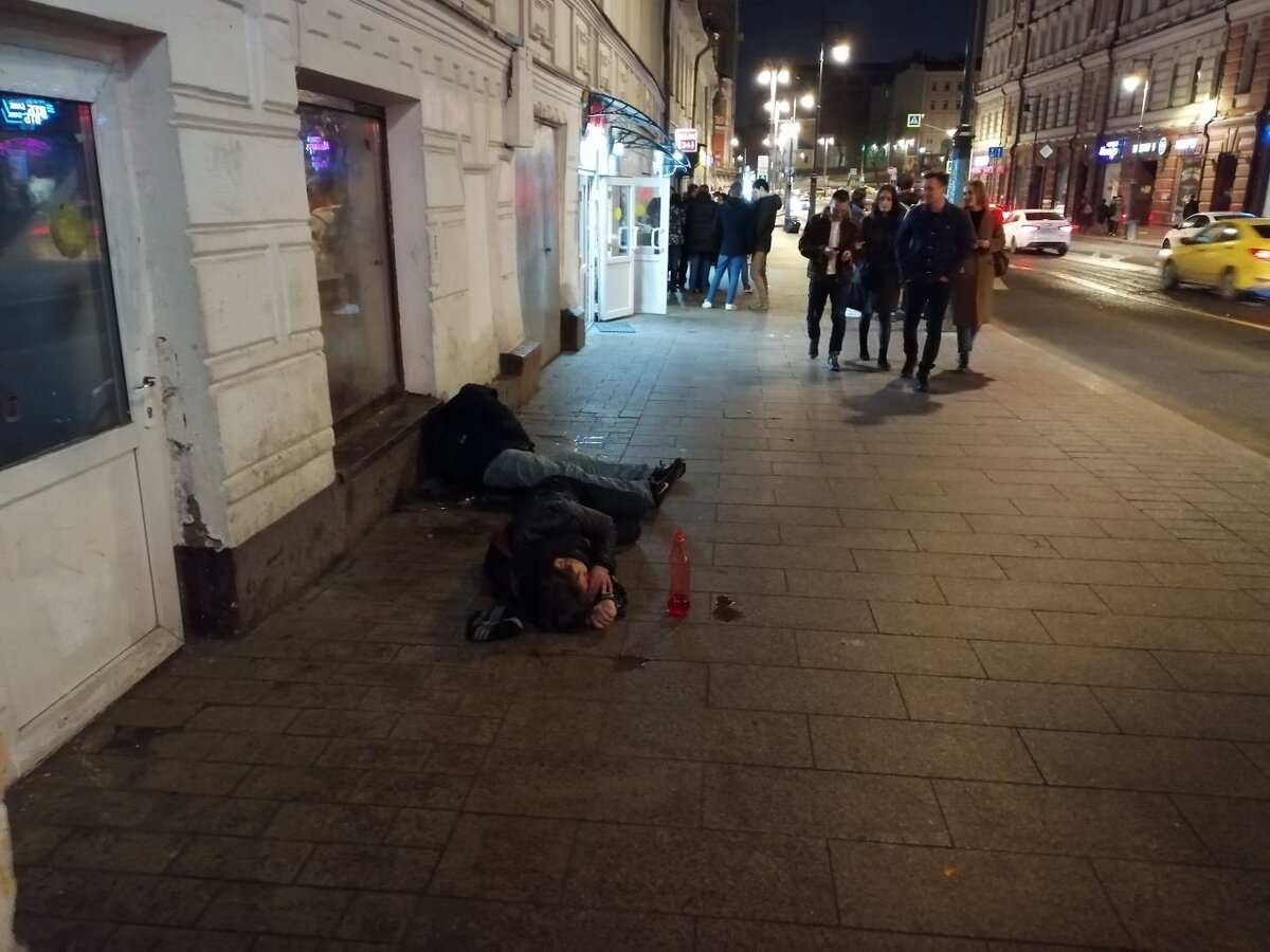Найти вход в магазины можно по живописно разбросанным телам (а на улице между прочим +5!)