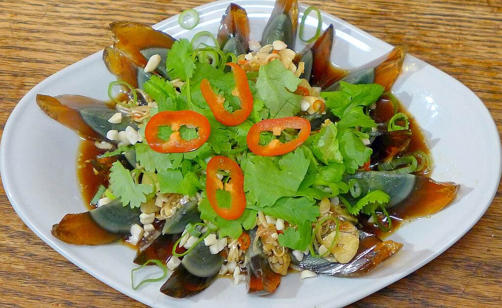 Салат из столетних яиц в сингапурском стиле