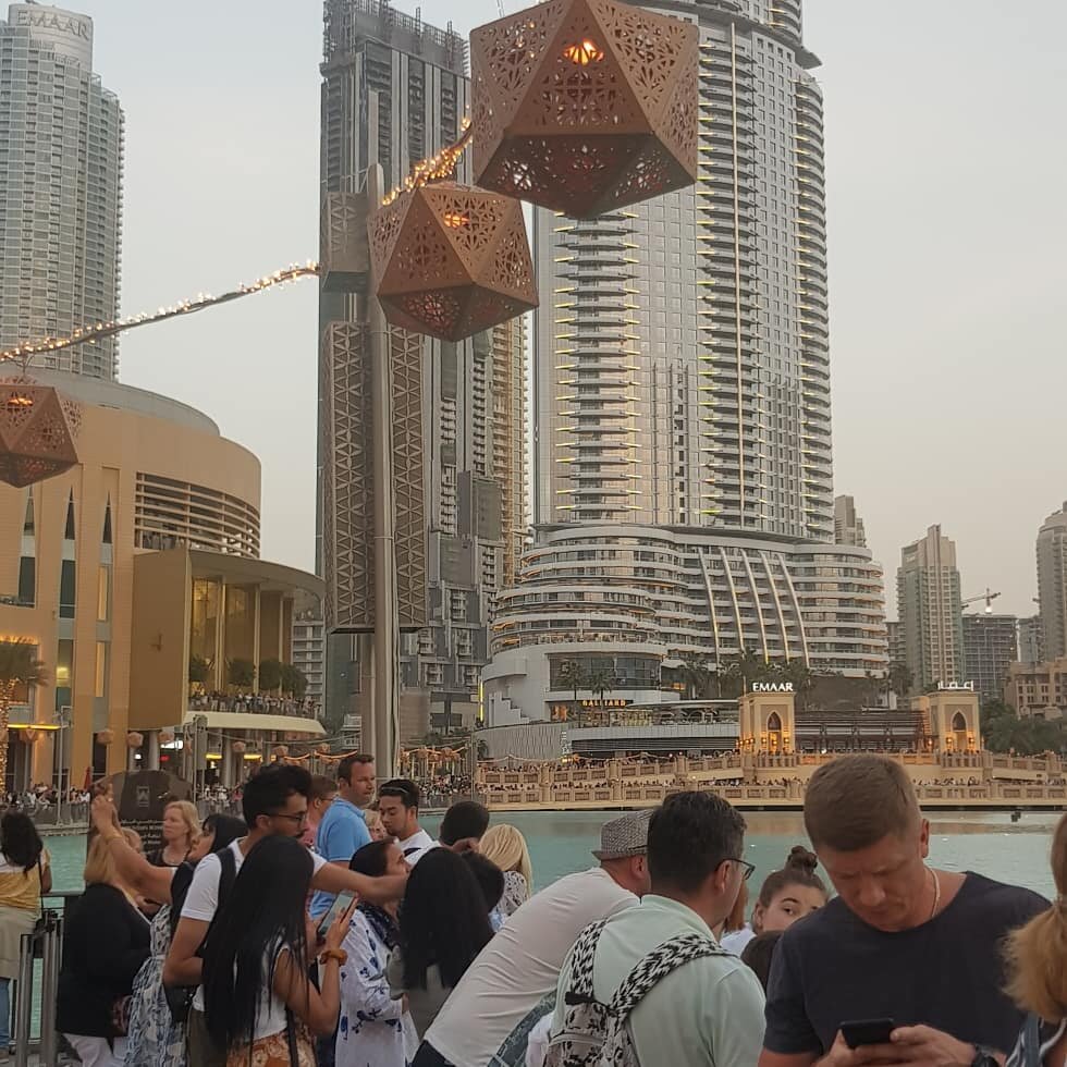 Дубай.Туристы в ожидании шоу.Фото автора.